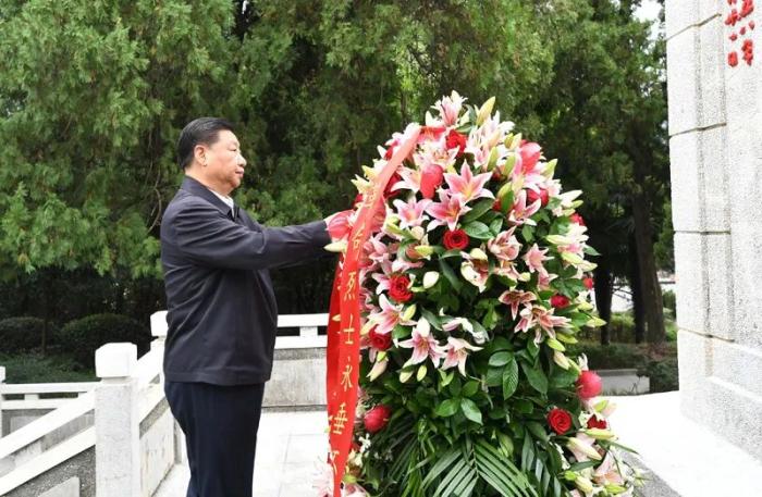 2019年9月16日至18日，習(xí)近平在河南考察。這是16日下午，習(xí)近平來到位于信陽市新縣的鄂豫皖蘇區(qū)首府烈士陵園，瞻仰革命烈士紀(jì)念碑，向革命先烈敬獻(xiàn)花籃。新華社記者 謝環(huán)馳 攝
