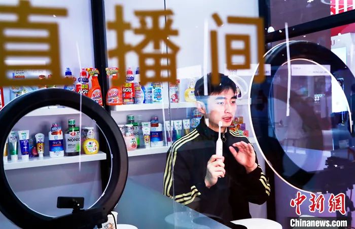 資料圖：2020年11月8日，第三屆中國國際進口博覽會在國家會展中心(上海)舉行，不少展商請來網(wǎng)紅主播在消費品展區(qū)“直播帶貨”。 <a target='_blank' href='/'>中新社</a>記者 湯彥俊 攝 　　