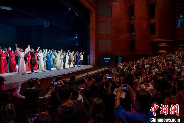資料圖：2022年3月3日，舞蹈詩劇《只此青綠》全國第二輪巡演在?？诶_序幕，演出受到觀眾熱捧。以中國古代名畫《千里江山圖》為藍本創(chuàng)作的舞蹈詩劇《只此青綠》，2021年8月開始全國首輪巡演，演出50多場，好評如潮。2022年央視春晚亮相后，該劇更引起海內(nèi)外熱議。<a target='_blank' href='/'>中新社</a>記者 駱云飛 攝 　