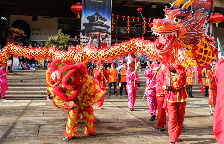 僑聯(lián)會表演的舞龍舞獅。中國駐哥倫比亞使館供圖