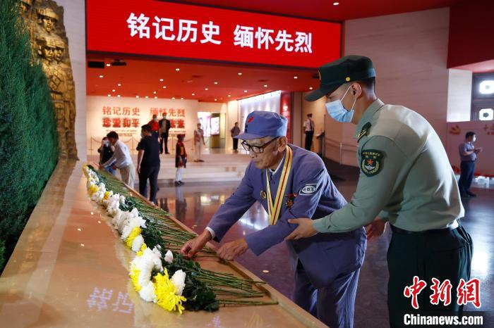 9月30日，“銘記歷史 緬懷先烈——向抗戰(zhàn)烈士敬獻(xiàn)花籃”儀式活動(dòng)在中國人民抗日戰(zhàn)爭紀(jì)念館舉行。　<a target='_blank' href='/'>中新社</a>記者 富田 攝