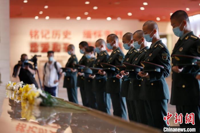 9月30日，“銘記歷史 緬懷先烈——向抗戰(zhàn)烈士敬獻(xiàn)花籃”儀式活動(dòng)在中國人民抗日戰(zhàn)爭紀(jì)念館舉行?！?lt;a target='_blank' href='/'>中新社</a>記者 富田 攝