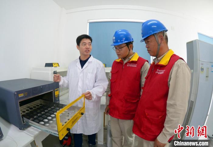 電力部門工作人員了解保護(hù)區(qū)育雛飼養(yǎng)用電情況?！☆欎h明 攝