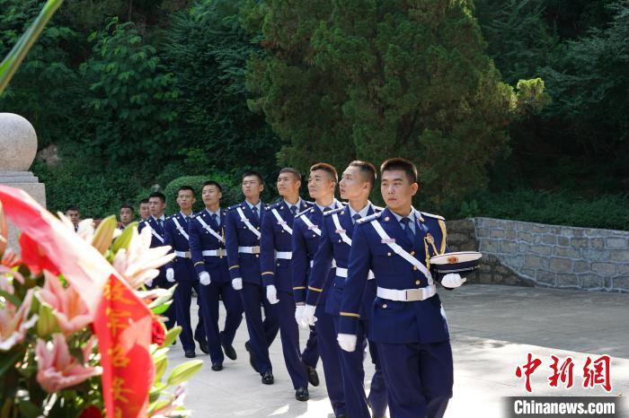 張曉杰烈士生前所在單位泉州市消防救援支隊(duì)代表、少先隊(duì)員以及其他有關(guān)部門(mén)負(fù)責(zé)人參加頒授儀式?！≌闹菔型艘圮娙耸聞?wù)局供圖