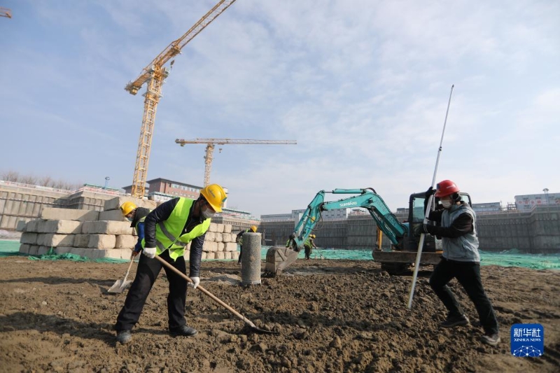 工人在北京市通州區(qū)丁各莊公租房項目工地施工（2020年2月10日攝）。新華社記者 李嘉瑞 攝