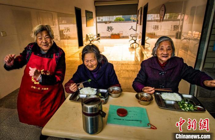《老人幸福食堂》?！潜?攝
