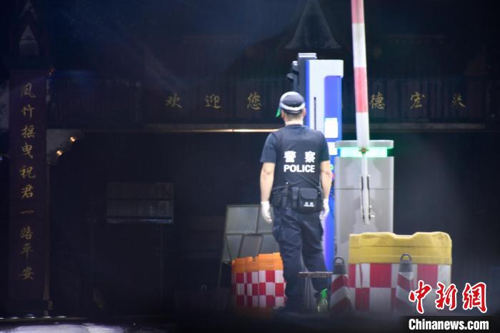 圖為民警堅(jiān)守崗位。　德宏邊境管理支隊(duì)供圖