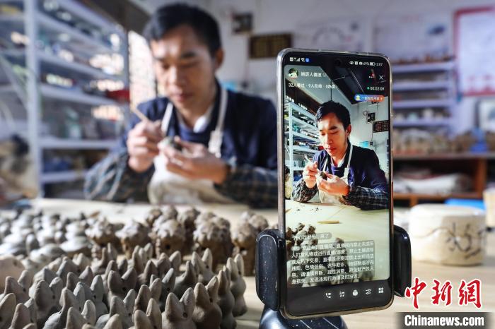 姚德波用直播方式給網(wǎng)友展示“桐梓泥哨”制作技藝?！■暮陚?攝