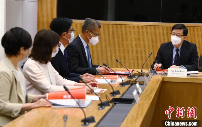 李家超7日在社交媒體表示，將審視涉及土地供應(yīng)及公營房屋報告的建議，并考慮納入施政報告。　李家超社交媒體 攝