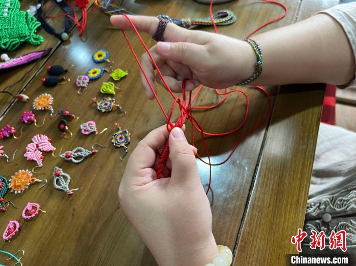 圖為焦瑞吉正在制作?！±钜画[ 攝