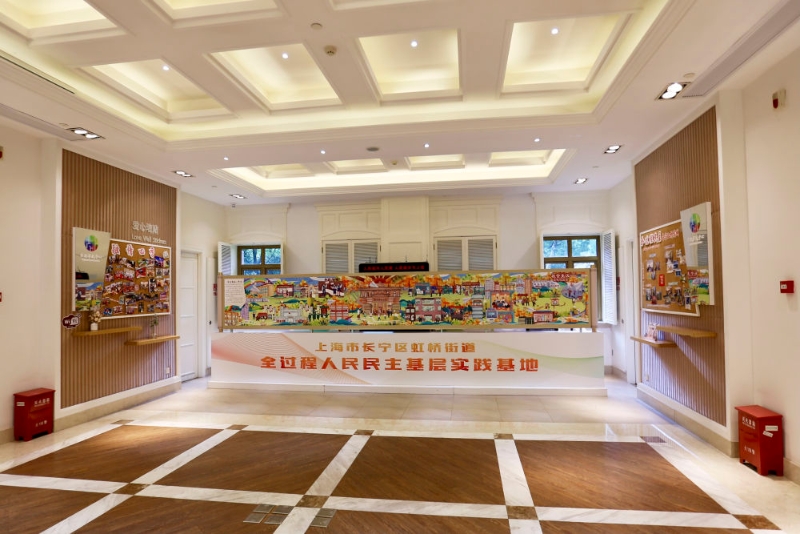 這是上海市長寧區(qū)虹橋街道古北市民中心內(nèi)的漫畫墻和照片墻(2021年7月24日攝)。新華社記者 耿馨寧 攝