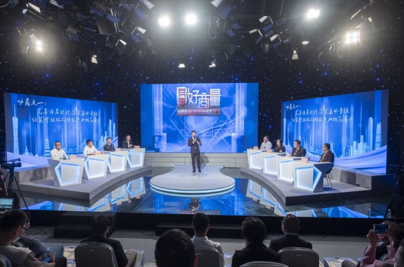 政協(xié)委員、政府部門代表、物業(yè)代表等在廣州市政協(xié)“有事好商量”民生實(shí)事協(xié)商平臺，圍繞加強(qiáng)裝修垃圾管理議題展開協(xié)商(2021年11月19日攝)。新華社發(fā)(莊小龍 攝)
