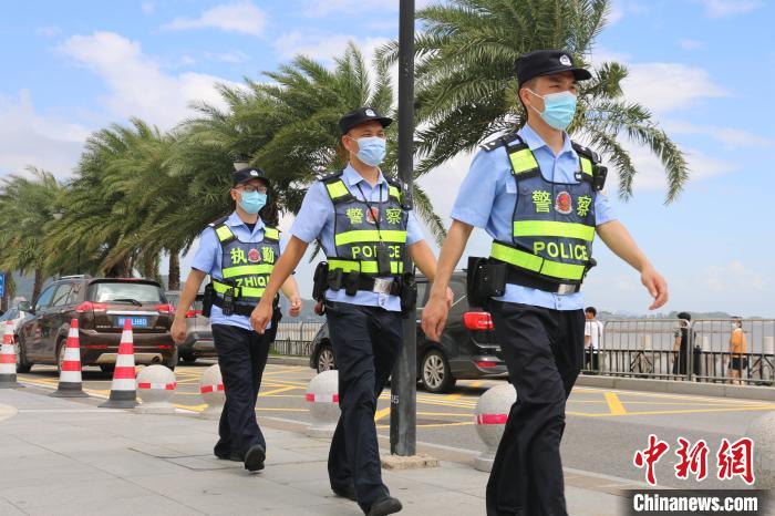珠海警方開(kāi)展景區(qū)巡邏守護(hù)群眾假期出行安全?！￡惞彗?攝