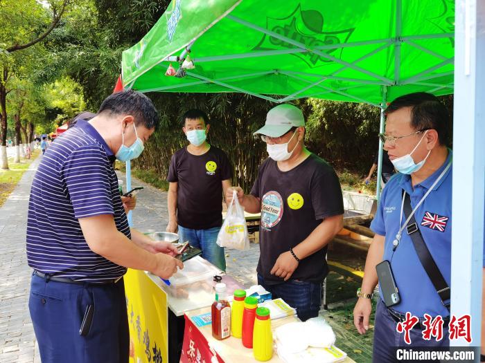 圖為武漢園博園全民練攤節(jié)“樂(lè)里集貿(mào)”活動(dòng)現(xiàn)場(chǎng)?！∥錆h市臺(tái)辦供圖