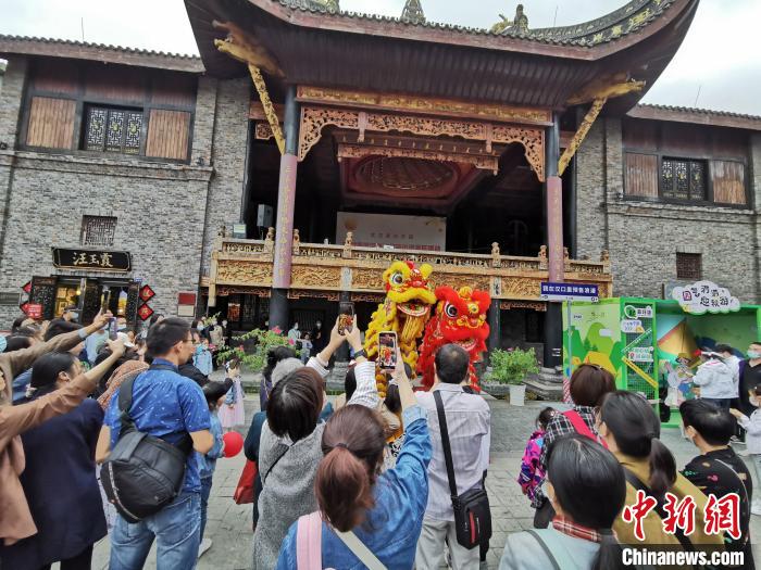 圖為武漢園博園全民練攤節(jié)“樂(lè)里集貿(mào)”活動(dòng)現(xiàn)場(chǎng)。　武漢市臺(tái)辦供圖