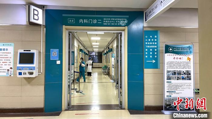 10月8日起，山東大學(xué)第二醫(yī)院推出夜間門診服務(wù)，改善患者就醫(yī)體驗?！O婷婷 攝