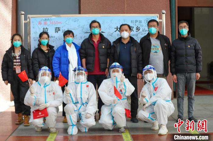 青海省援藏抗疫醫(yī)療隊(duì)與拉薩火車站職工合影。　李海星 攝