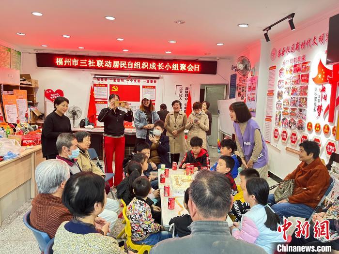 去年，福建省海外青年留學(xué)人生員協(xié)會的志愿者給村童媽媽聚樂部孩子上英文繪本課?！∈茉L者供圖