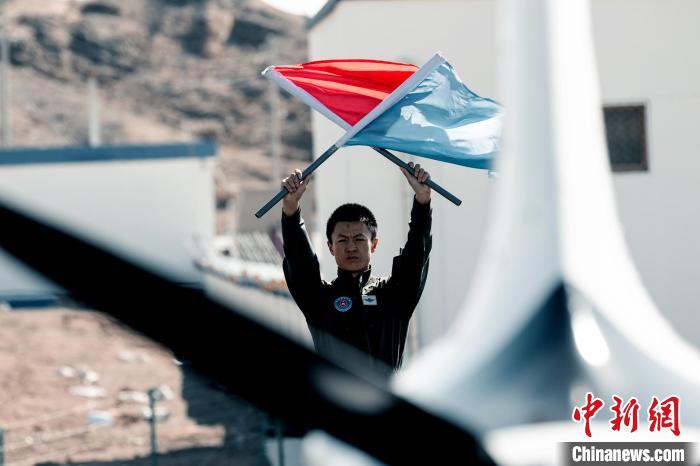 “飛天警隊”機械師進行地面指揮，確保旋翼機正常安全落地?！「拭C出入境邊防檢查總站供圖
