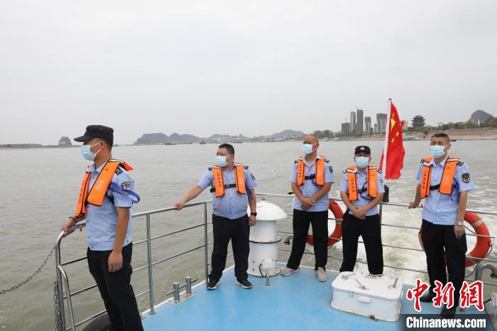圖為江西彭澤縣長(zhǎng)江生態(tài)管護(hù)隊(duì)隊(duì)員在長(zhǎng)江巡護(hù)?！≡?攝