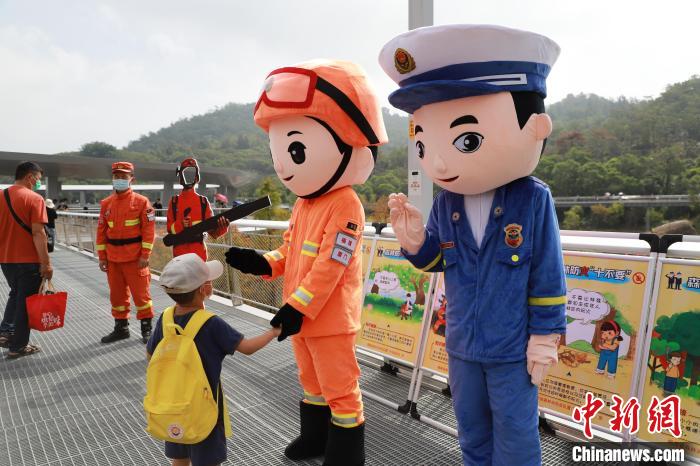 廈門身披“鎧甲”的消防員堅(jiān)守在“鷺島”山海健康步道一線