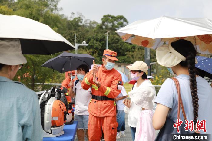 森林消防員正在為游客進(jìn)行滅火裝備展示講解及森林防火常識(shí)科普?！↑S山鴻 　攝