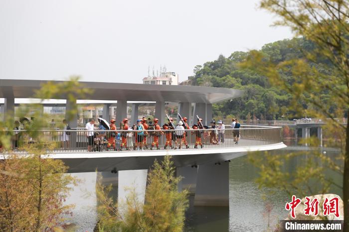 森林消防員穿梭在東坪山山海健康步道開展攜裝巡護(hù)?！↑S山鴻 攝