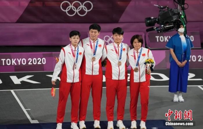 2021年7月28日，東京奧運(yùn)會(huì)女子三人籃球銅牌戰(zhàn)中，中國(guó)三人女籃16-14擊敗法國(guó)隊(duì)，獲得女子三人籃球銅牌。 <a target='_blank' href='/'>中新社</a>記者 杜洋 攝