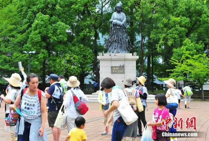 日本長崎市民帶著孩子到該市核爆中心地公園參加和平教育活動。呂少威 攝
