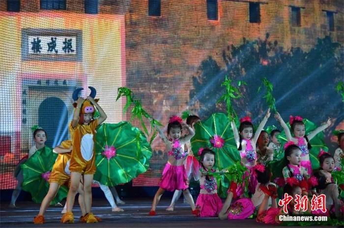 孩子們表演舞蹈《客家童謠》。張斌 攝

