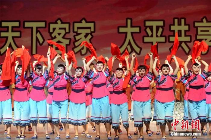 2020年9月，原生態(tài)客家風(fēng)情歌舞集《土樓神韻》在福建省永定客家博覽園演藝中心上演。張金川 攝

