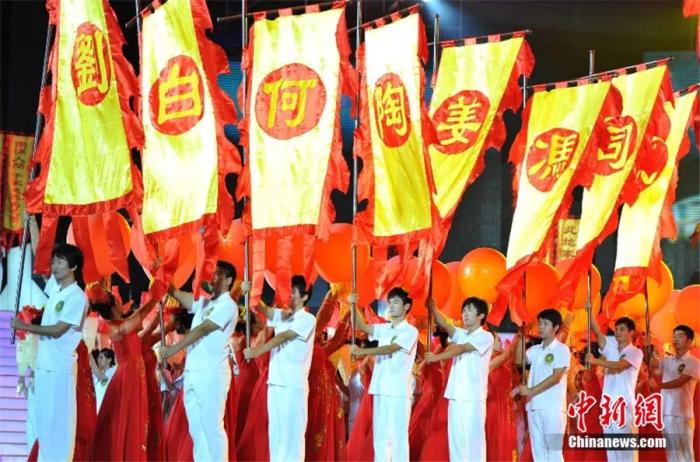 2012年11月，世界客屬第25屆懇親大會在福建三明舉行，開幕式上展示客家姓氏。王東明 攝

