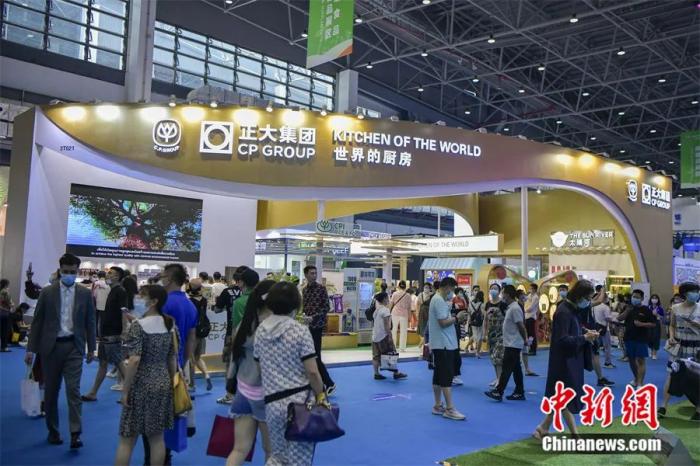 泰國大型華商企業(yè)正大集團(tuán)參加2021年在海南省?？谑信e辦的首屆中國國際消費(fèi)品博覽會。駱云飛 攝 