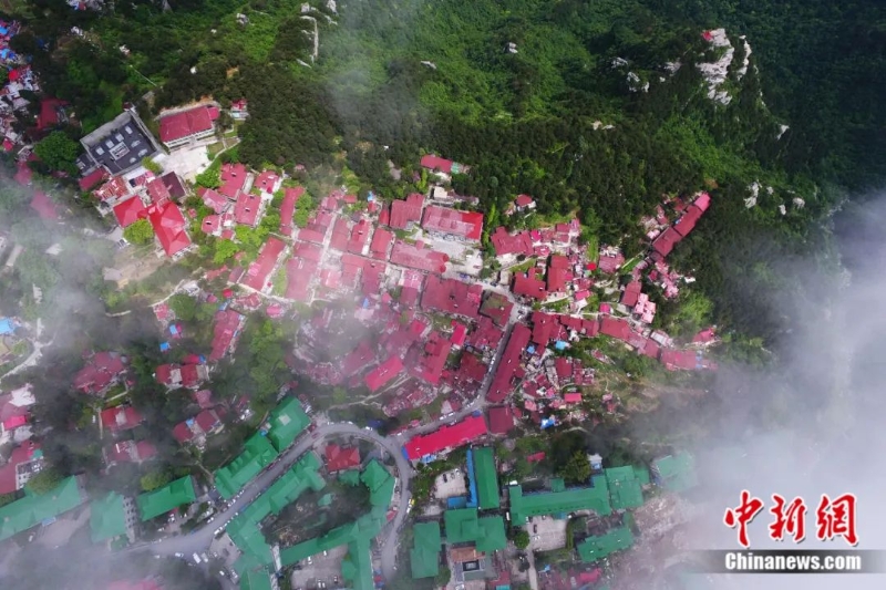 云霧繚繞下的江西廬山牯嶺鎮(zhèn)別墅群。(無人機(jī)照片)劉占昆 攝