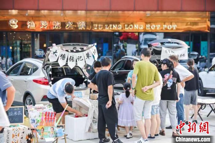 張遠(yuǎn)琪一家的后備箱攤位。　受訪者供圖