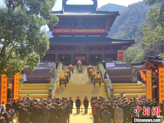 敬獻(xiàn)花籃?！「碉w揚(yáng) 攝