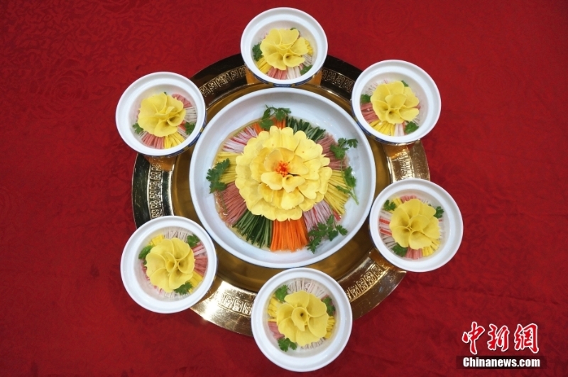 圖為8月26日，河南洛陽，顏值與美味并存的洛陽水席頭牌菜——牡丹燕菜。（資料圖片） <a target='_blank' href='/'>中新社</a>記者 韓章云 攝