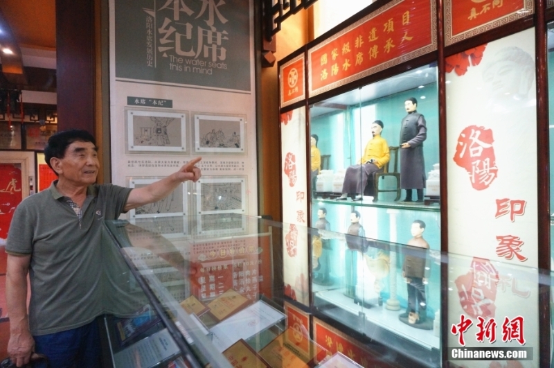 圖為7月21日，河南洛陽，國家級(jí)非物質(zhì)文化遺產(chǎn)“真不同洛陽水席”制作技藝代表性傳承人姚炎立介紹洛陽水席。（資料圖片） <a target='_blank' href='/'>中新社</a>記者 韓章云 攝