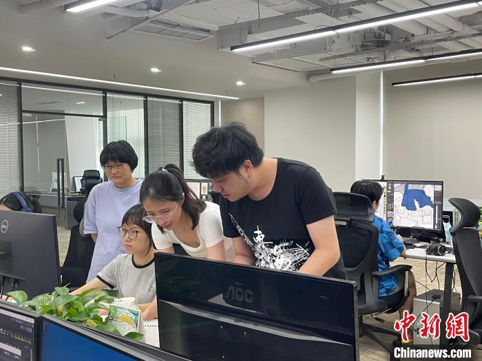 林超和同事探討新作品?！∽g 攝