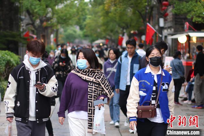 市民在低溫徘徊的南京街頭經(jīng)過。　泱波 攝