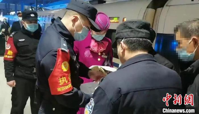 資料圖：吸煙導致列車緩行的乘客接受鐵路警方調(diào)查?！⊥跽佥x 攝