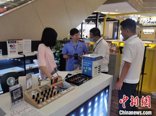 資料圖：浙江湖州市長興縣煙草專賣局聯(lián)合市場監(jiān)督管理局對轄區(qū)電子煙經(jīng)營戶開展檢查教育?！∪~群瑛 攝