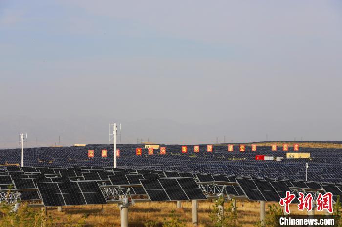 圖為庫布其沙漠的光伏發(fā)電?！埩只?攝