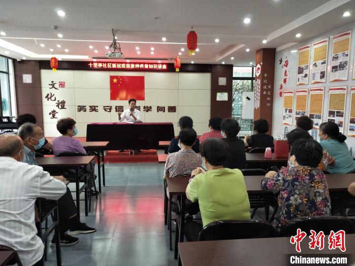 老衛(wèi)協(xié)隊員進(jìn)行衛(wèi)生科普宣傳?！『鷮毑婀﹫D