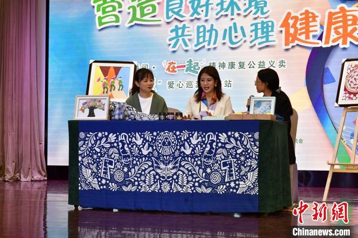 來自上海多家區(qū)級精神衛(wèi)生中心和街鎮(zhèn)陽光心園的幾十種精神康復(fù)作品在網(wǎng)絡(luò)上義賣。　上海市精神衛(wèi)生中心供圖