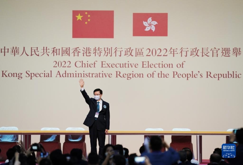 5月8日，李家超當(dāng)選香港特別行政區(qū)第六任行政長(zhǎng)官人選。這是在香港會(huì)議展覽中心，李家超揮手致意。（新華社記者 王申 攝）