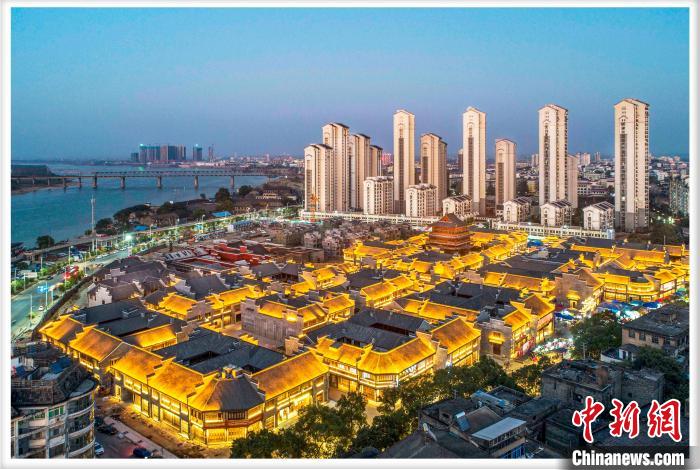 樟樹市三皇宮歷史文化街區(qū)夜景圖?！≌翗涫形麄鞑抗﹫D