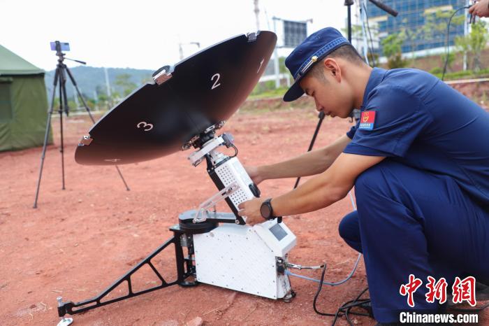 消防救援人員調試衛(wèi)星便攜站?！￡悋?攝