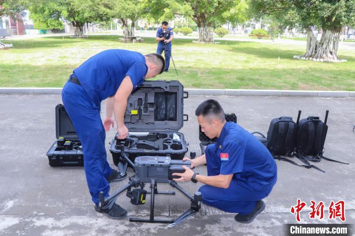 消防救援人員組裝無人機?！貍?攝