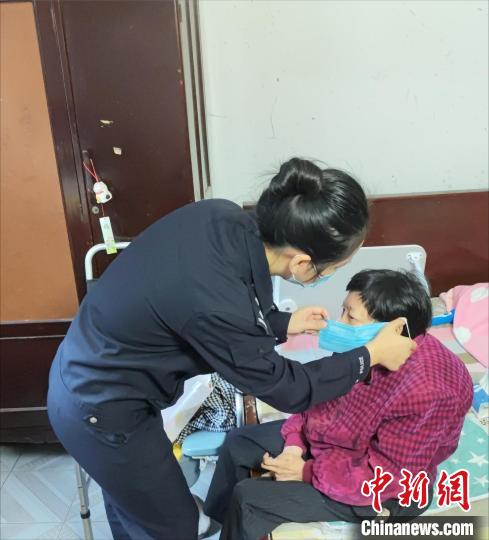陳穎照顧腿腳不便的老人鄒六保?！⊥踯?攝
